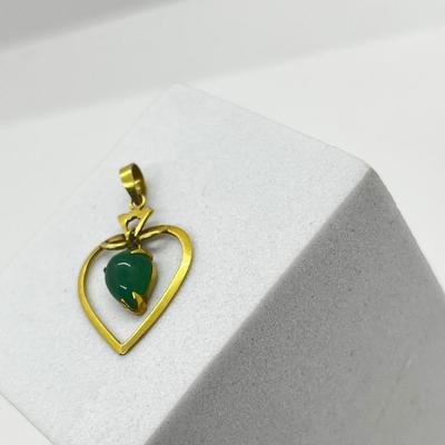 LOT 171J: 14K Yellow Gold and Jade Heart Pendant - Marked 585 - 1.1 GTW