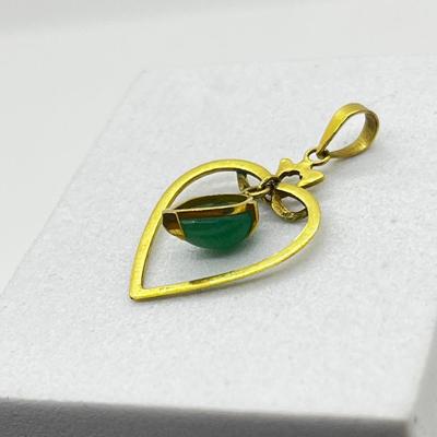 LOT 171J: 14K Yellow Gold and Jade Heart Pendant - Marked 585 - 1.1 GTW