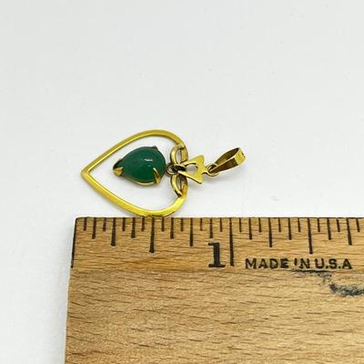 LOT 171J: 14K Yellow Gold and Jade Heart Pendant - Marked 585 - 1.1 GTW