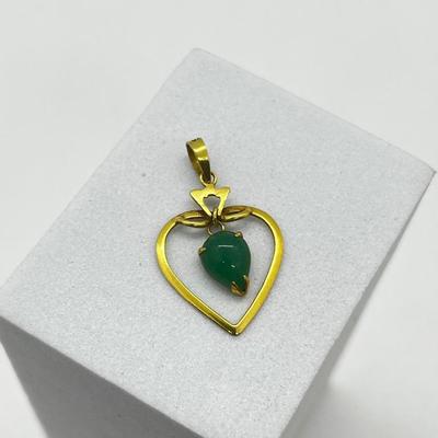 LOT 171J: 14K Yellow Gold and Jade Heart Pendant - Marked 585 - 1.1 GTW