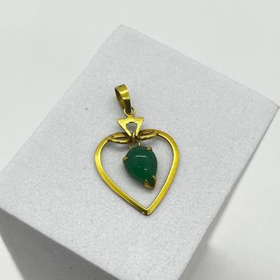 LOT 171J: 14K Yellow Gold and Jade Heart Pendant - Marked 585 - 1.1 GTW