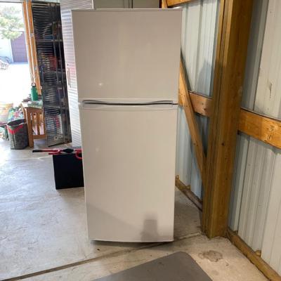 Lot 416 Magic Chef Refrigerator (works fine)