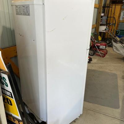 Lot 416 Magic Chef Refrigerator (works fine)