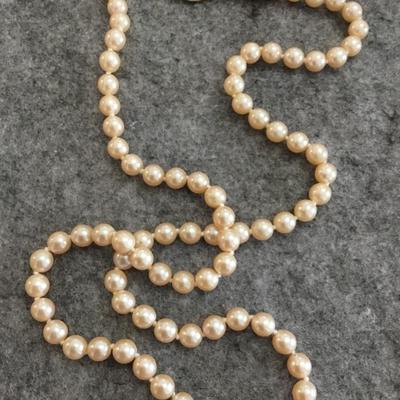 Beautiful classic vintage, faux pearl necklace