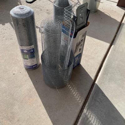 Lot 432 short rolls of wire fencing and a rodent trap