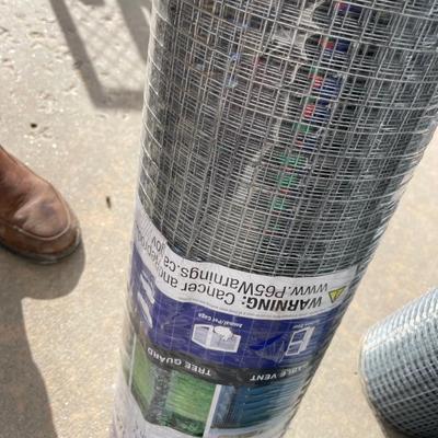 Lot 432 short rolls of wire fencing and a rodent trap