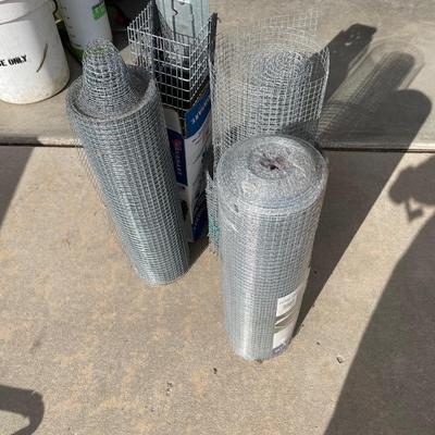 Lot 432 short rolls of wire fencing and a rodent trap