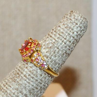 Size 5½ Round Red Stone Ring with Pink & White All Surround Stones on a Gold Tone Band (2.7g)