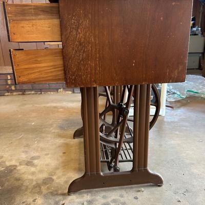 Antique Singer Sewing Cabinet with Sewing Machine, Button Holder and Thread!