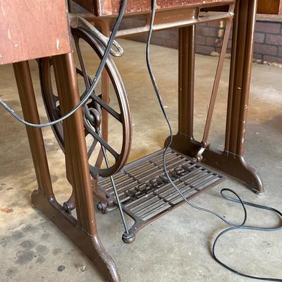 Antique Singer Sewing Cabinet with Sewing Machine, Button Holder and Thread!