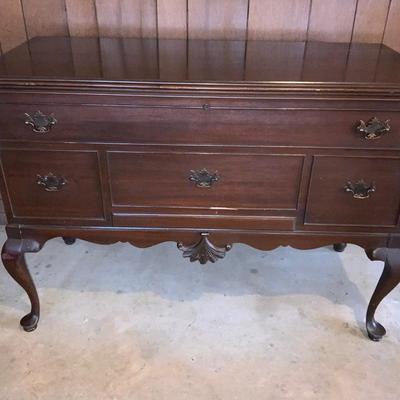Vintage Queen Anne style Cedar Chest. 19 x 32 x 45