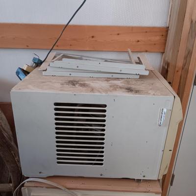 WHIRLPOOL AIR CONDITIONER, WORKS GREAT!