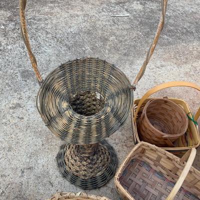 Lot of 20 Baskets in a variety of shapes and sizes including one with changeable liners.