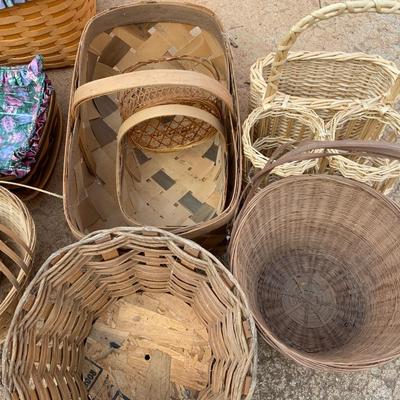 Lot of 20 Baskets in a variety of shapes and sizes including one with changeable liners.
