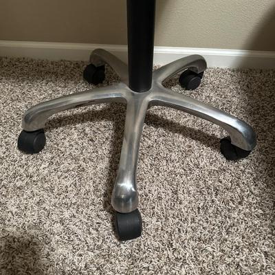 Adjustable metal rolling tray