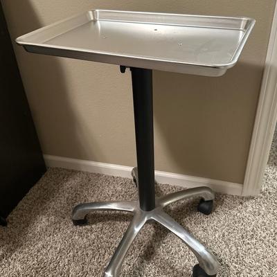 Adjustable metal rolling tray