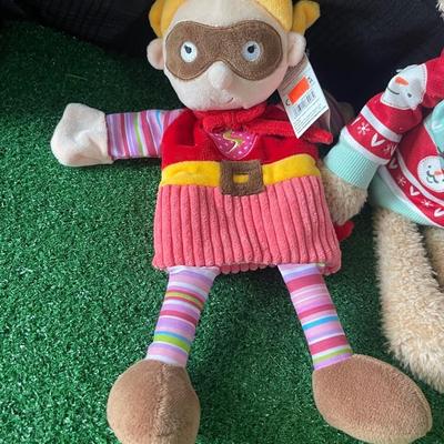 G83-Puppet plus stuffed animals
