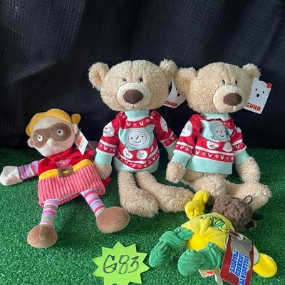 G83-Puppet plus stuffed animals