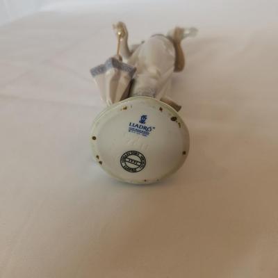 Lladro 7611 "Summer Stroll"