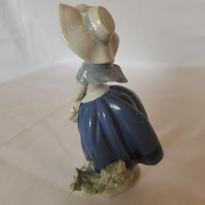 Lladro #5222 Pretty Pickings