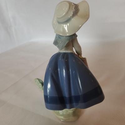 Lladro #5222 Pretty Pickings