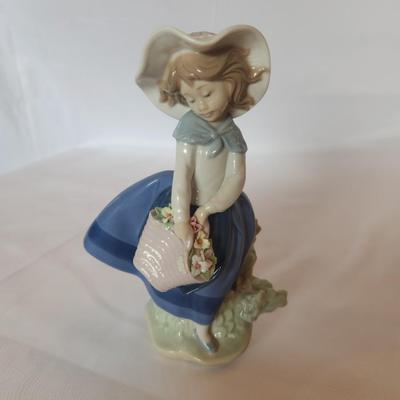 Lladro #5222 Pretty Pickings