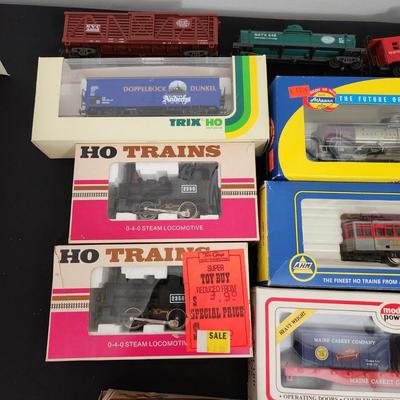 Large Lot of HO scale Locomotives & Train Cars Tri Level Car Carrier AHM Baltimore Ravens Washington Redskins Cars