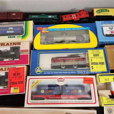 Large Lot of HO scale Locomotives & Train Cars Tri Level Car Carrier AHM Baltimore Ravens Washington Redskins Cars