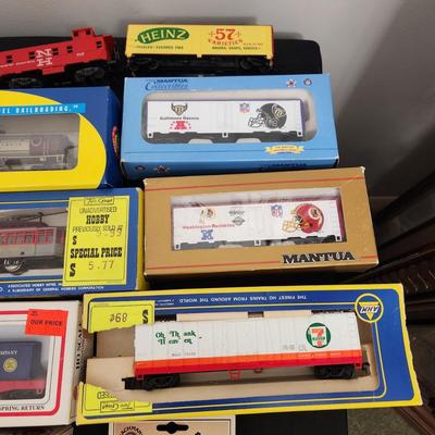 Large Lot of HO scale Locomotives & Train Cars Tri Level Car Carrier AHM Baltimore Ravens Washington Redskins Cars