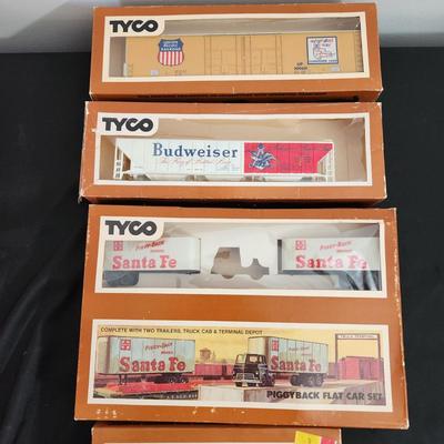 7 Tyco HO Scale Train Cars Oscar Mayer, Santa Fe, Budweiser , Carnation Milk