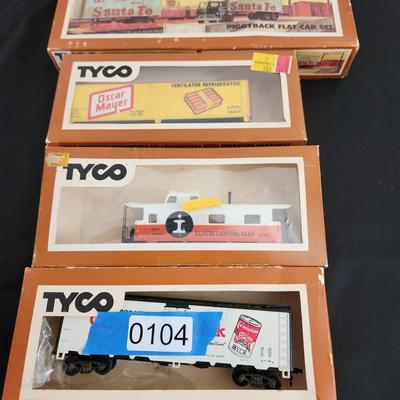 7 Tyco HO Scale Train Cars Oscar Mayer, Santa Fe, Budweiser , Carnation Milk