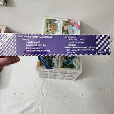 4 Patal HO Scale Houses Sealed 301,302,304