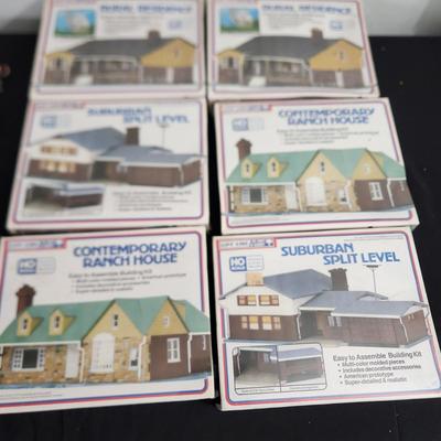 6 HO Scale Life Like Houses