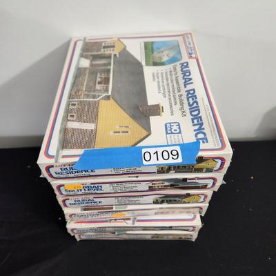 6 HO Scale Life Like Houses