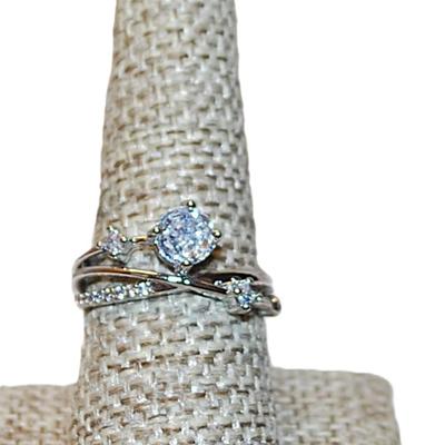 Size 8 ½ Criss-Cross Style Showy Ring with Brilliant Stone Accents on a Silver Tone Band (3.3g)