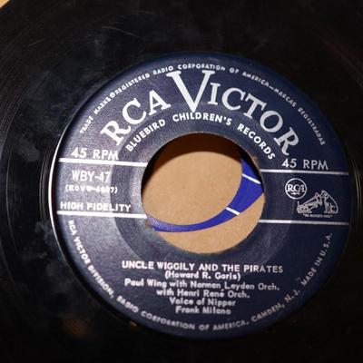 196's RECORD BOOKLET OF TEN CHILDRENS 45 RECORDS
