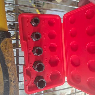 Extractor sockets