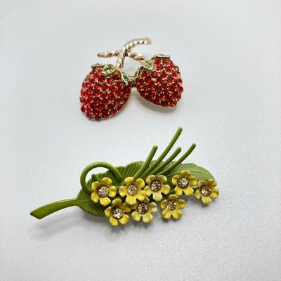 LOT 232: Vintage Brooch / Pin Collection