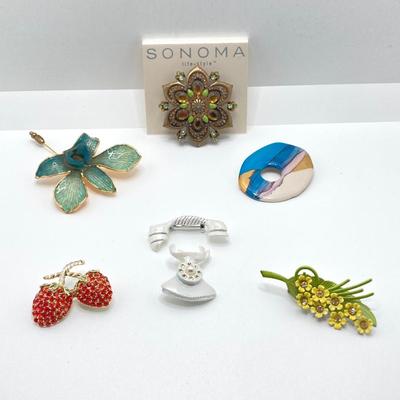 LOT 232: Vintage Brooch / Pin Collection