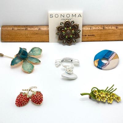 LOT 232: Vintage Brooch / Pin Collection