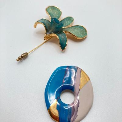 LOT 232: Vintage Brooch / Pin Collection