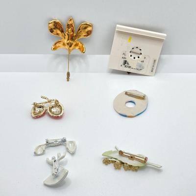 LOT 232: Vintage Brooch / Pin Collection