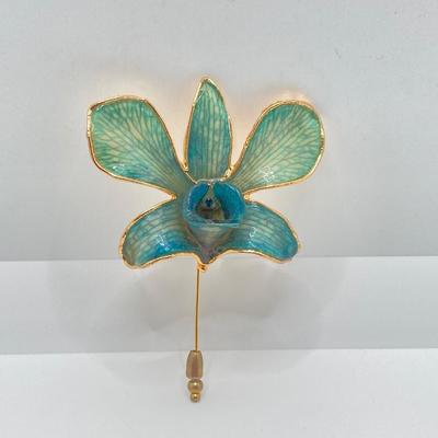 LOT 232: Vintage Brooch / Pin Collection