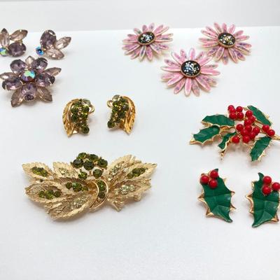 LOT 236: Vintage Brooch / Earrings (Screwback & Clip-on) Sets - Lisner and More