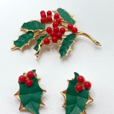 LOT 236: Vintage Brooch / Earrings (Screwback & Clip-on) Sets - Lisner and More