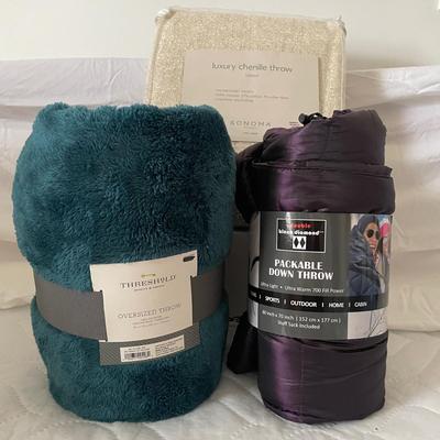 LOT 244: New in Package! Kitchen Towels, Full & Twin Sheets, Throw Blankets & More