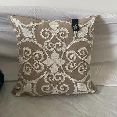 LOT 244: New in Package! Kitchen Towels, Full & Twin Sheets, Throw Blankets & More