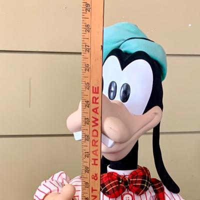 LOT 248: Disney's Goofee Telco's Animated Holiday Figure