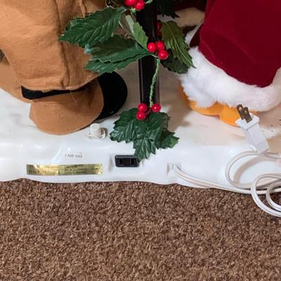 LOT 249: Disney's Caroling Mickey and Minnie Mouse Telco Animated Holdiay Figure