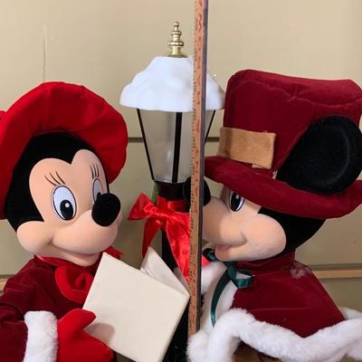 LOT 249: Disney's Caroling Mickey and Minnie Mouse Telco Animated Holdiay Figure
